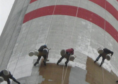 105 méter magas kémény festése, felújítása alpintechnikával