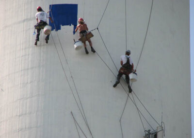 105 méter magas kémény festése, felújítása alpintechnikával